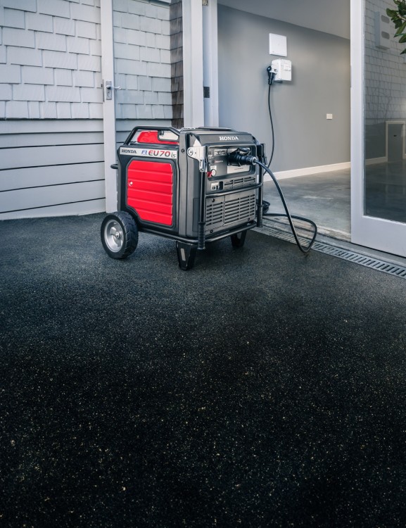 EU70iS 32AMP Plug with Auto Start eu70is-32-amp-auto-start-product-page-hero-mobile-1600x2080-min