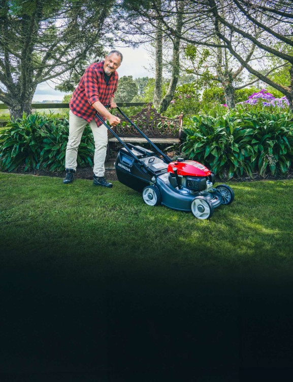 hru19m2-lawn-mower-product-page-hero-mobile-1600x2080-02-min
