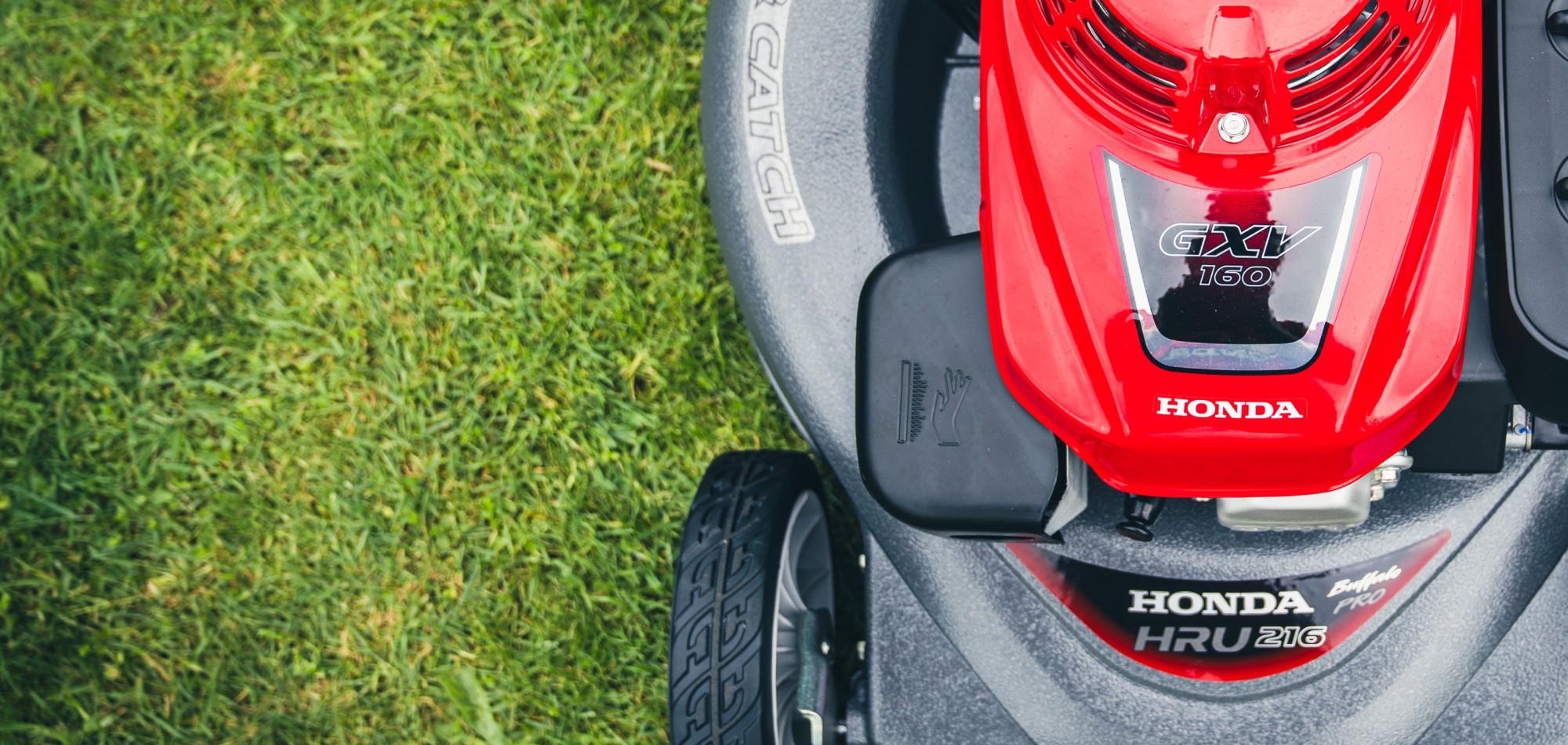 hru216_lawn_mower_product_page_content_banner_desktop_img1_3200x1520-min